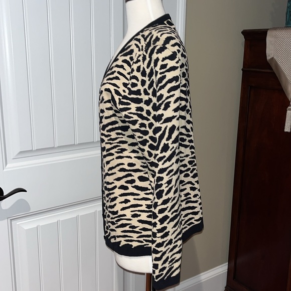 Dialogue Size Medium Cardigan - Picture 2 of 4